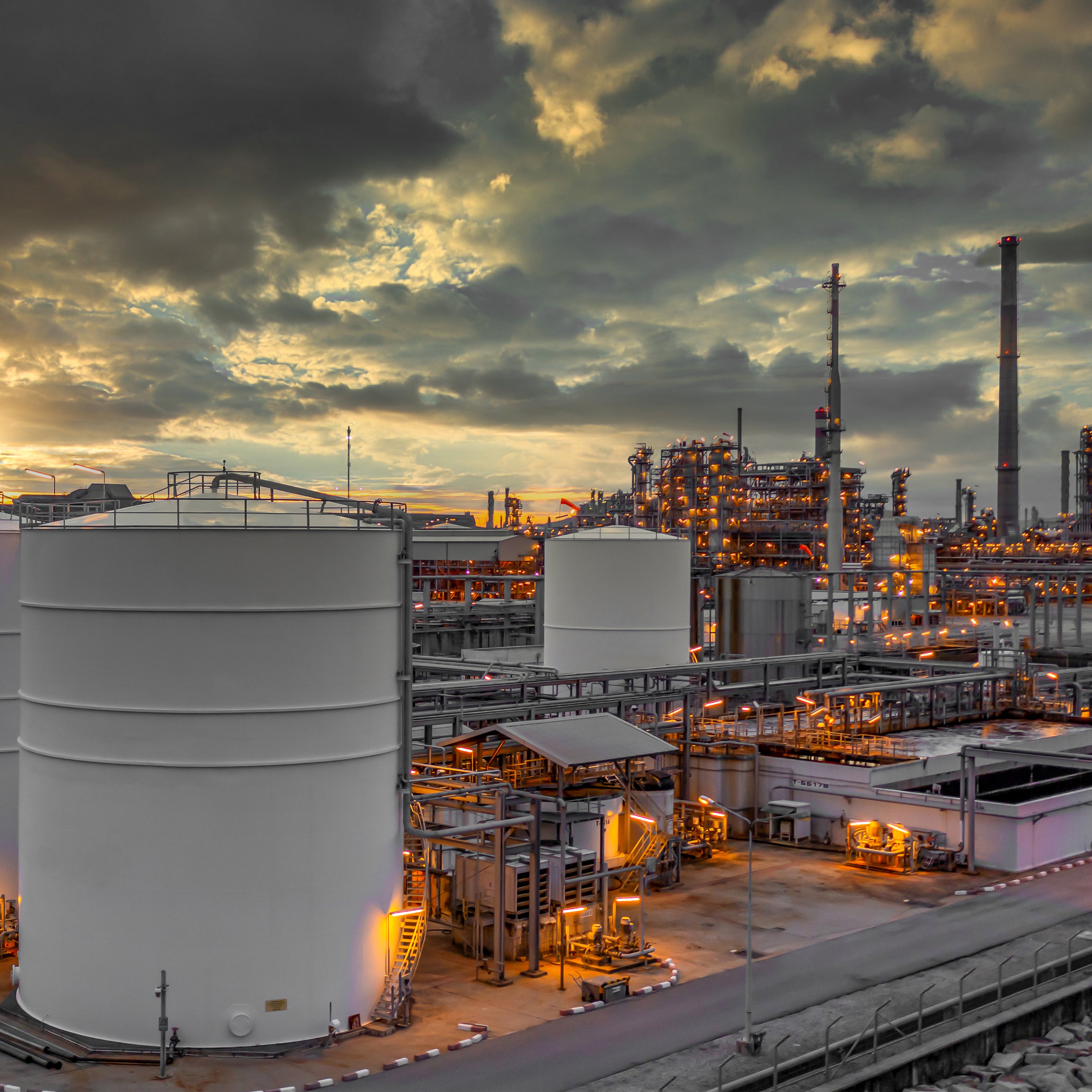 E-700: The Ultimate Industrial Degreaser for Refinery Cleaning Projects!